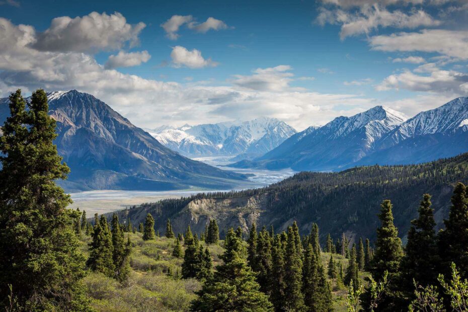 Landschap met rivier en bergen in Yukon, Canada