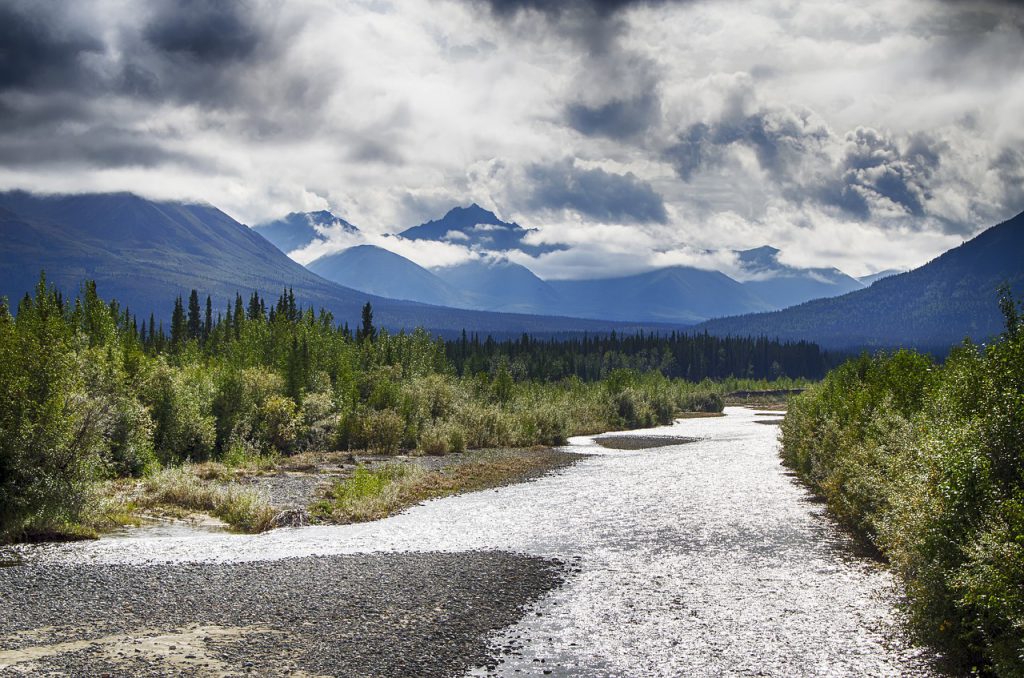 Bergachtig landschap met rivier in Yukon, Canada