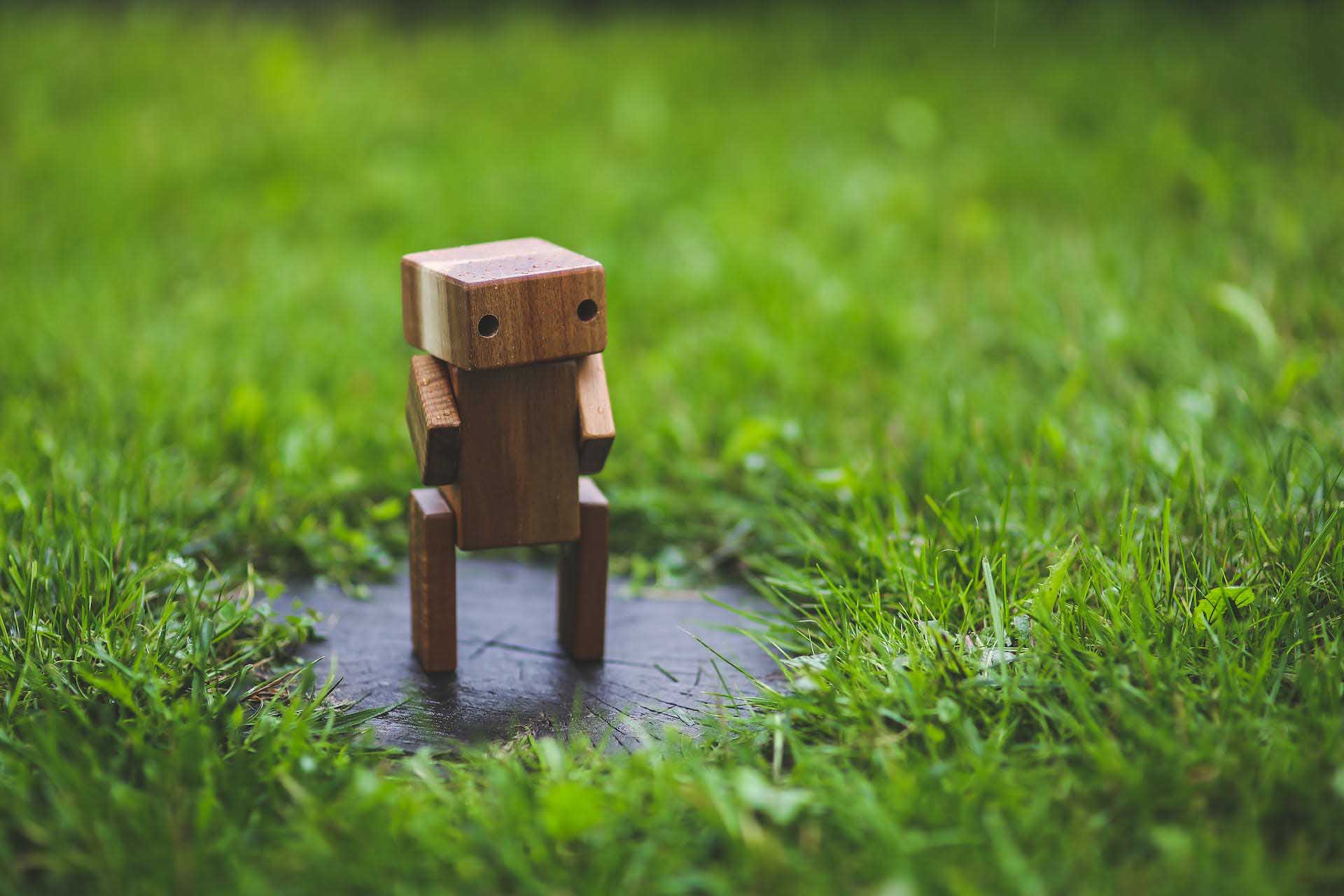 robot model gemaakt van staat in het gras