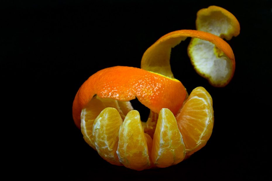 mandarijn met afgepelde schil