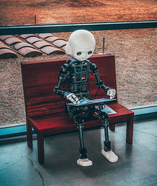 lezende robot zit op een bankje